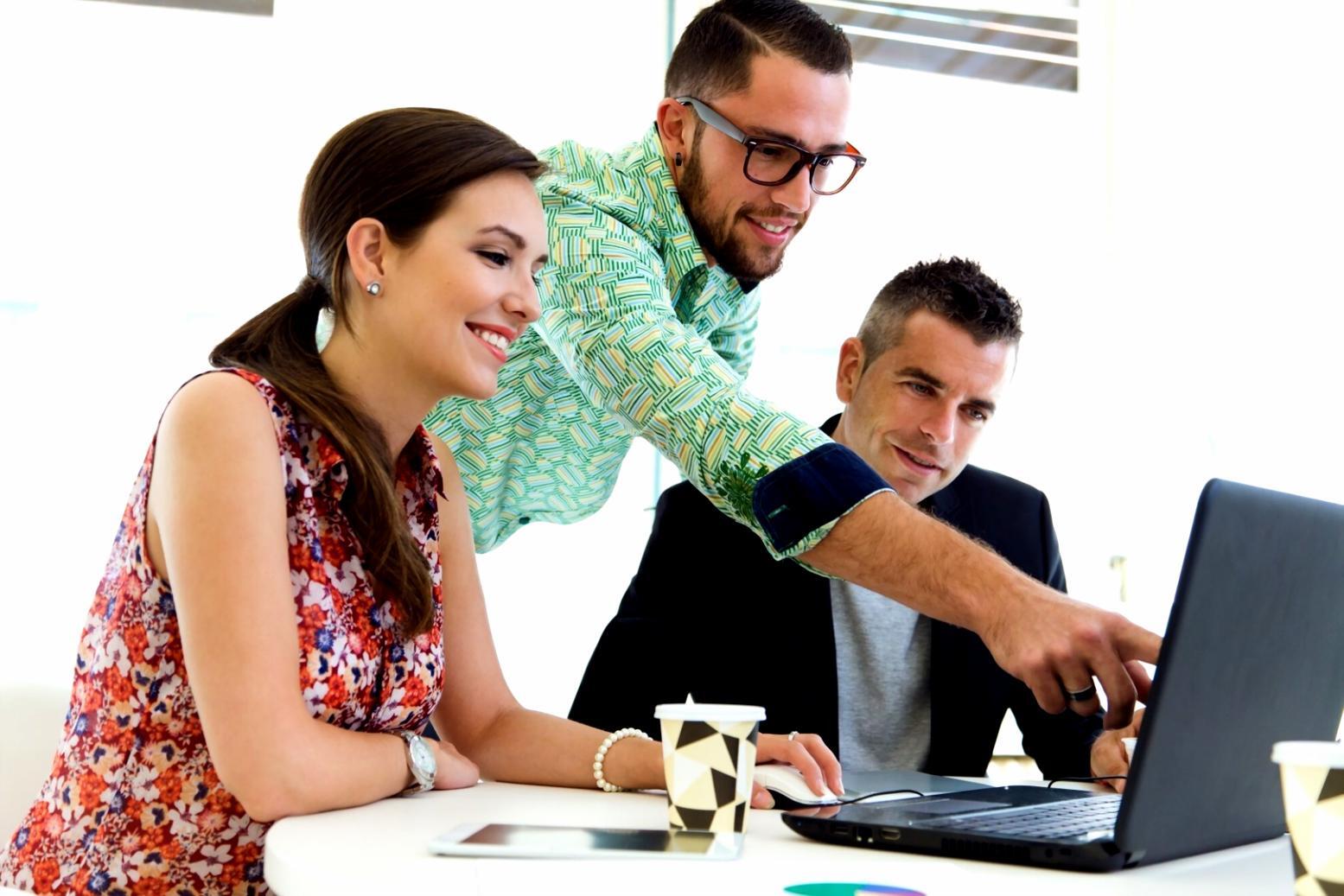 Spazio collaborativo talenyphora con studenti che lavorano su progetti UX