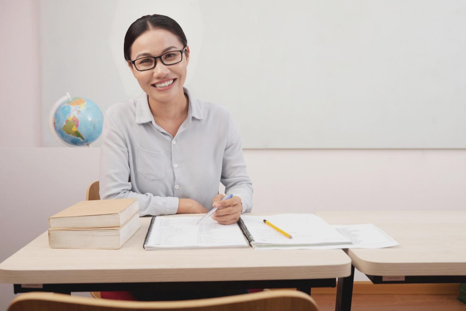 Vista dello spazio formativo talenyphora con postazioni di lavoro collaborative