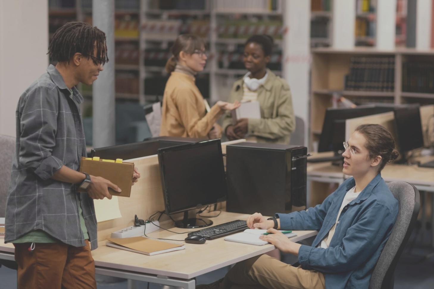 Studenti che collaborano su progetti di design durante una sessione pratica del programma