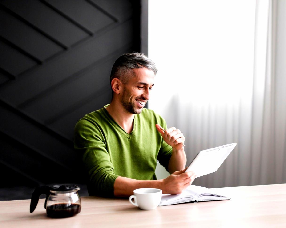 Designer che lavora su prototipi di interfaccia utente